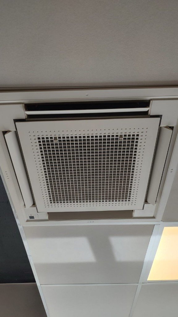Unidade cassette de teto instalada em teto falso comercial