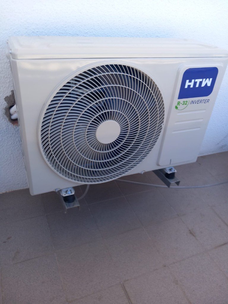 Unidade exterior HTW R-32 Inverter montada em parede com suportes