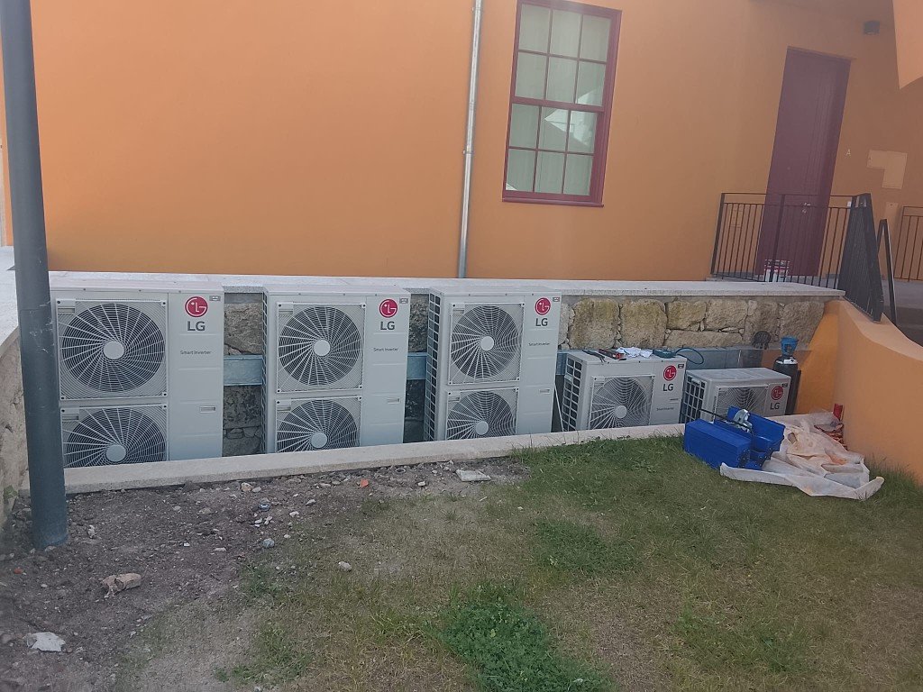 Cinco unidades condensadoras LG Smart Inverter instaladas em edifício residencial