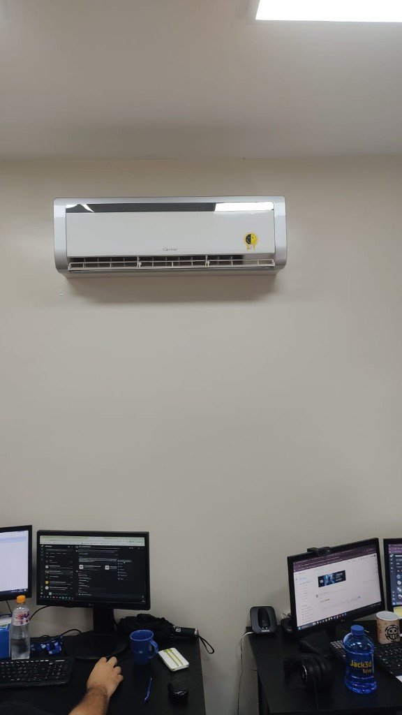 Unidade split Carrier instalada em escritório comercial